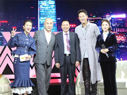 新望董事長(zhǎng)羅永輝與著名歌星劉尊老師、汪正正老師、郭津彤老師、主持人雅琪在北京電視臺(tái)錄制節(jié)目現(xiàn)場(chǎng)親切合影